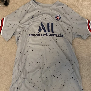 Psg tröja - Använd 2 gånger köpt för 1200kr äkta köpt på Zalando 