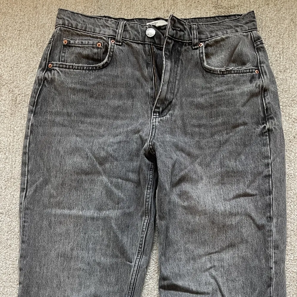 Gråa jeans från Ginatricot . Jeans & Byxor.
