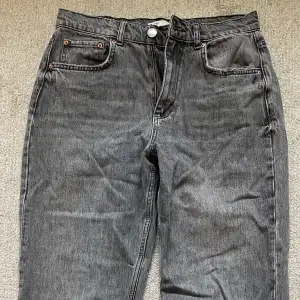 Gråa jeans från Ginatricot 