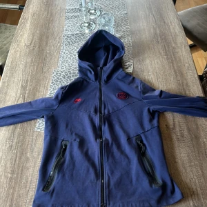 Nike tech paris  - Mörk blå orange detaljer, reflex dragkedjor