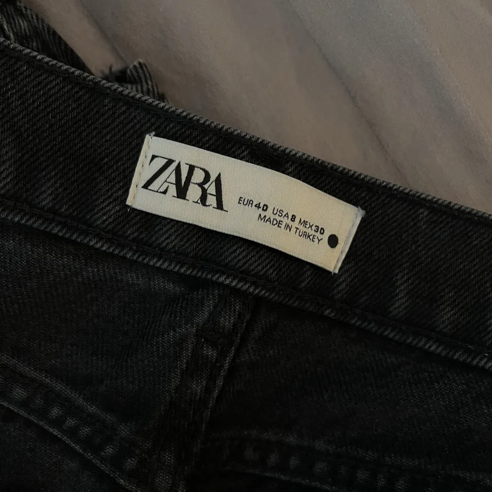 Mörkgrå cargobyxor från Zara. Använd fåtal gånger. . Jeans & Byxor.