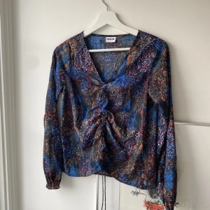 Blus - Jättesöt, tunt (dock inte genomskinligt) skönt material. Köptes för ca 300kr  