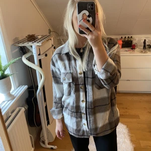 Flanellskjorta  - En flanellskjorta ifrån Only. Inte fodrad, hyfsat tunn. Lite ”oversized” i modellen så fungerar bra över hoodies osv. 