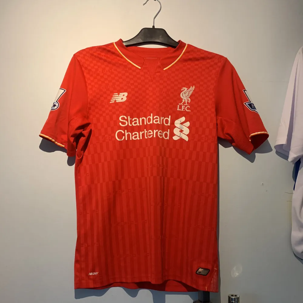 Tjenare! Säljer denna Liverpool tröja med lilleaas 16 på ryggen. En äldre tröja så de gamla premierleague loggorna o mönster. S o xs passar den. T-shirts.
