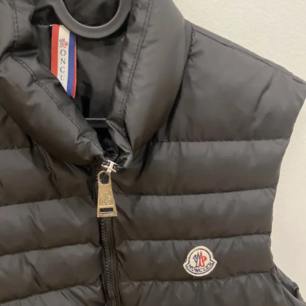 Moncler Väst Svart moncler väst i perfekt form som ny använd ett par gånger bara. Storlek 2 som jag tror betyder Medium men borde funka för small också. Säljs för 2700 men pris kan diskuteras perfekt till  vinter och hösten. Jackor.