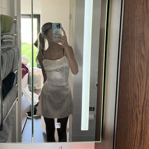 Ljus rosa typ silkes klänning💕 - Jätte fin rosa liten klänning  Bra skick inte använd så många gånger bara en eller två Blommigt mönster Skriv om frågor eller fler bilder💕