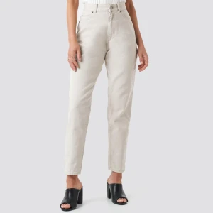 Dr. Denim momjeans - Jättesnygga beiga momjeans som blivit för små. Storlek 25/30, passar XS