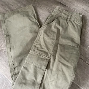 Gröna cargobyxor - Gröna cargobyxor från Gina tricot, andvända 1 gång. Skicka om du vill se fler bilder💚