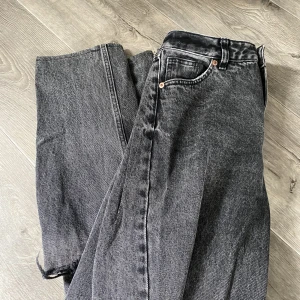 Jeans från Monki  - Gråa jeans från Monki med hål på knäna, andvända 1 gång. Bara skriv om du vill ha fler bilder.🖤