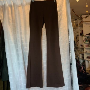 Bootcut - Bruna bootcut byxor som glittrar lite o stretchigt. Använda få gånger för 2 år sen