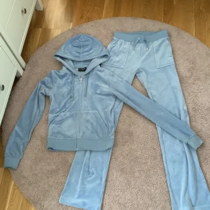 Juicy Couture set  - Har använt fåtal gånger, lite nopprig (se bild). Men övrigt i jättebra skick.