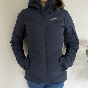 Peak performance jacka - Frost ski down jacka. Mycket bra skick. Storlek XS Nya pris 4500Sek