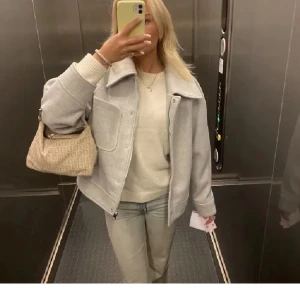 NAKD kappa - Lånad bild! Grå kappa från NAKD säljer för att jag inte använder längre. Den är lite nopprig. Skriv privat för mer bilder🙌🏼