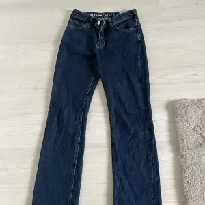 Ett par mörkblåa jeans från bikbok, säljer pga att jag inte använder dem mer. Midjemått 25 längd 32