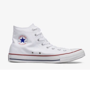 Converse storlek 40 - Vita converse All star high , storlek 40. Använda fåtal gånger, lite märken fram på skon. Nypris 799kr. Fler bilder kan skickas på förfrågan.