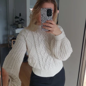 Vit stickad tröja - Inköpt från NA-KD för några år sen, väl använd. Säljer den då den inte kommer till användning längre.   Storlek S