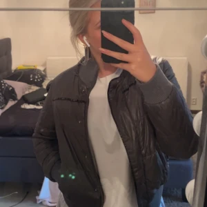 Höstjacka  - En grå och fin höstjacka som jag säljer pågrund av att den är för liten, köpt secondhand och använd fåtal gånger! Är i storlek M men passar XS och S! Frakt ingår inte i priset