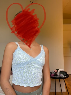 Blommigt linne - Hej jag säljer min jättefina blommiga linne som är köpt på H&M använd 1 gång