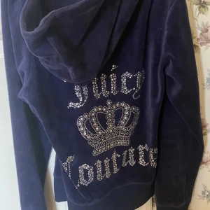 Juicy Couture huvtröja - Storlek M men passar också S! Jättefint skick och alla diamanter är kvar på tröjan!