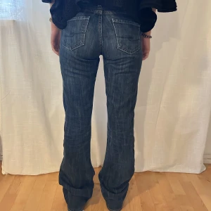 Lågmidjade bootcut jeans mörkblå  - Skitsnygga lågmidjade bootcut jeans i storlek 26/32! Sparsamt använda så i fint skick❤️Innerbenslängd 81cm, midjemått rakt över 37 cm!
