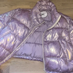 Jacka hologram - Jättefin och cool jacka från Pull & Bear som är holografisk. Använd två gånger, men det syns inte alls. Den är skön och värmer bra, originalpris är 500kr. 