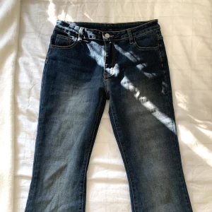 Bootcut jeans  - lågmidjade bootcut jeans i stretchigt material, stl. S men de passar nog fler storlekar pågrund av stretchen ⭐️