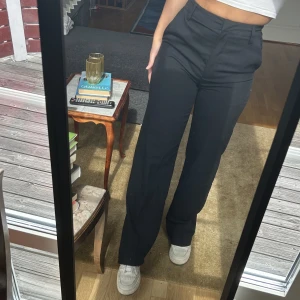 Svarta kostymbyxor från Bikbok  - Svarta kostymbyxor från Bikbok i nyskick. Högmidjade och raka, går ner till marken på mig som är 167cm 💙