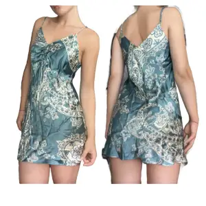 Säljer denna fina klänning från zara i silkes- liknande material då den inte kommer till användning. Använt bara ca 2 gånger⭐️ tar emot prisförslag vid större intresse, eller köp direkt för 200kr