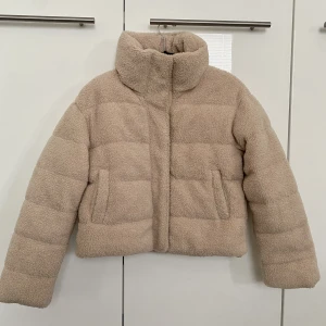 Teddyjacka - Beige teddyjacka från Primark. Passar mig som oftast har S