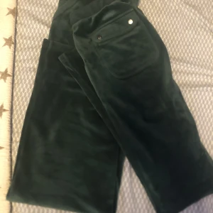 Juicy couture  - Mörk gröna Juicy byxor i storlek 13/14 år!  Priset är inte skrivet i sten!!! 