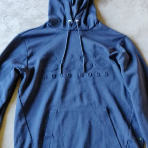 HUGO BOSS Tröja - Hej, säljer den här Hugo Boss Hoodien den är i bra skick 7/10. Köpte den för 1100 kr och såklart är den äkta, kvitto och påse finns.