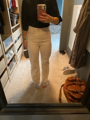 Beiga byxor  - Beiga raka byxor från märket stay! Använda fåtal gånger. Köparen står för frakt! 