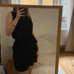 Volangklänning  - Säljer min jättefina volangklänning från bikbok då den gjort sitt hos mig. Övre delen är i mesh så man ser igenom lite. Klänningen är i bra skick! 💕 KÖPAREN STÅR FÖR FRAKT! 💕