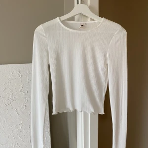 Topp - Super fin topp från Nelly🤍toppen är oanvänd och därför i nyskick🤍storlek Xs men skulle säga att den passar S med då den är stretchig🫶🏼