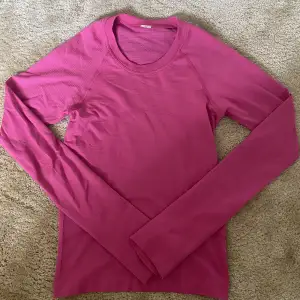 Lululemon tröja i rosa. Köpte för ungefär 700kr säljer för 300kr!!
