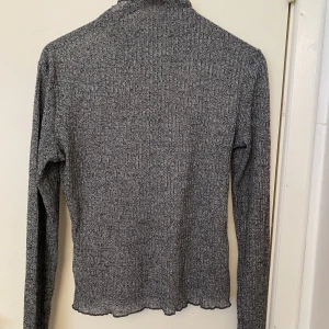 Grå tröja  - Grå tröja i storlek M men passar även S❤️ Priset kan diskuteras vid snabb affär 