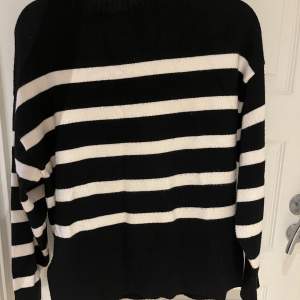 Säljer denna superfina stickade randiga tröja! Köpte den från Pernilla Walhgrens kollektion. Sparsamt använd, säljer för 100kr+frakt💕