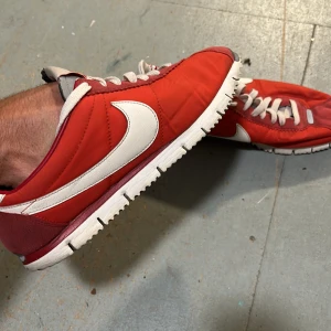 Nike 43 - Sneakers, också limiter edition i monora red…. Bra kvalitet på skorna, inte använda på 2 år, lite spruckna i lädret men den som vet den vet. Små i storleken 