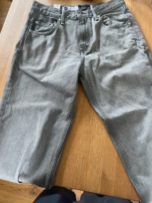 Levis silvertap loose - Säljer då dom ej kommer till användning, är knappt änvända och är i bra sick, storlek 30/32  Skriv för fler frågor/bilder 