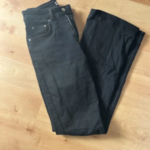 midwaist jeans i svart - Ett par jätte fina jeans från gina tricot. Säljer då de ej kommer till användning längre 💞 Är 166 och de är lite för långa på mig, dock har jag ganska korta ben! midjemått ca 74 cm🫶🏻