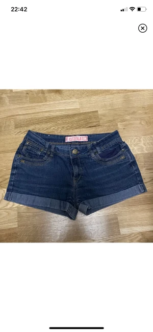 Mörkblå jeansshorts - Säljer dessa jättefina jeansshortsen som är för små för mig💕 pris är diskuterbart💕