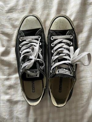 Converse - Svarta låga i anvönt men fint skick