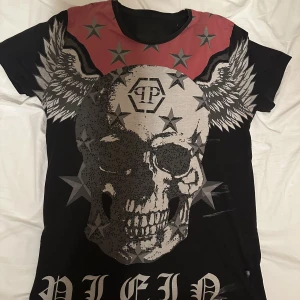 T shirt  - En PP t shirt som inte används längre fräcka ditaljer och fina tryck på den. Jätte bra kavlite storlek S.