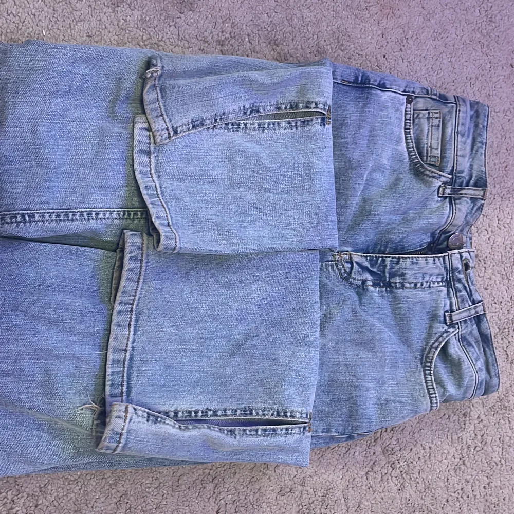 Nu säljer jag de här jeansen som jag köpte för 499kr på Kappahl, de är ganska High waisted, bootcut med en öppning på botten vid sidorna . Jeans & Byxor.