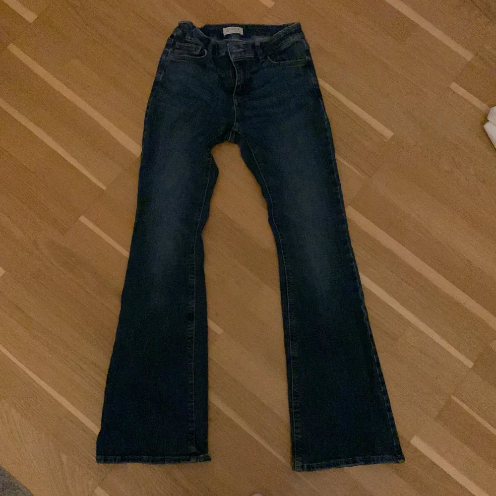 De är ett par mörkblåa Boot cut jeans från Lindex. Helt vanliga simpla fickor, använda ett flertal gånger men sitter nt riktigt som jag vill längre. Orginalpris 349kr. Jeans & Byxor.