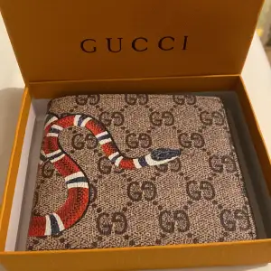 Säljer en Gucci plånbok bok för 700 hel ny inte använd kommer med box finsick 