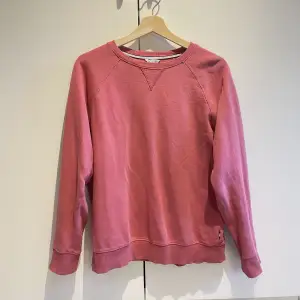 Säljer denna rosa sweatshirt från Cubus, storlek 158/164 men funkar även som XS. Tröjan är använd men i gott skick💕