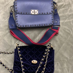 Väskor  - Mörkblå med röd 250kr Mörkblå guld 150