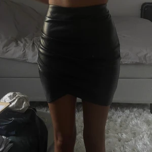 Skinnkjol  - Säljer denna fina skinnimiterade kjolen! Säljs pga då jag har en likadan från zara! Vet ej vart den kommer ifrån tyvärr men iaf aldrig använd! Perfekt nu till höst!🍁 ❌LÄS BIO INNAN DU KONTAKTAR/KÖPER❌