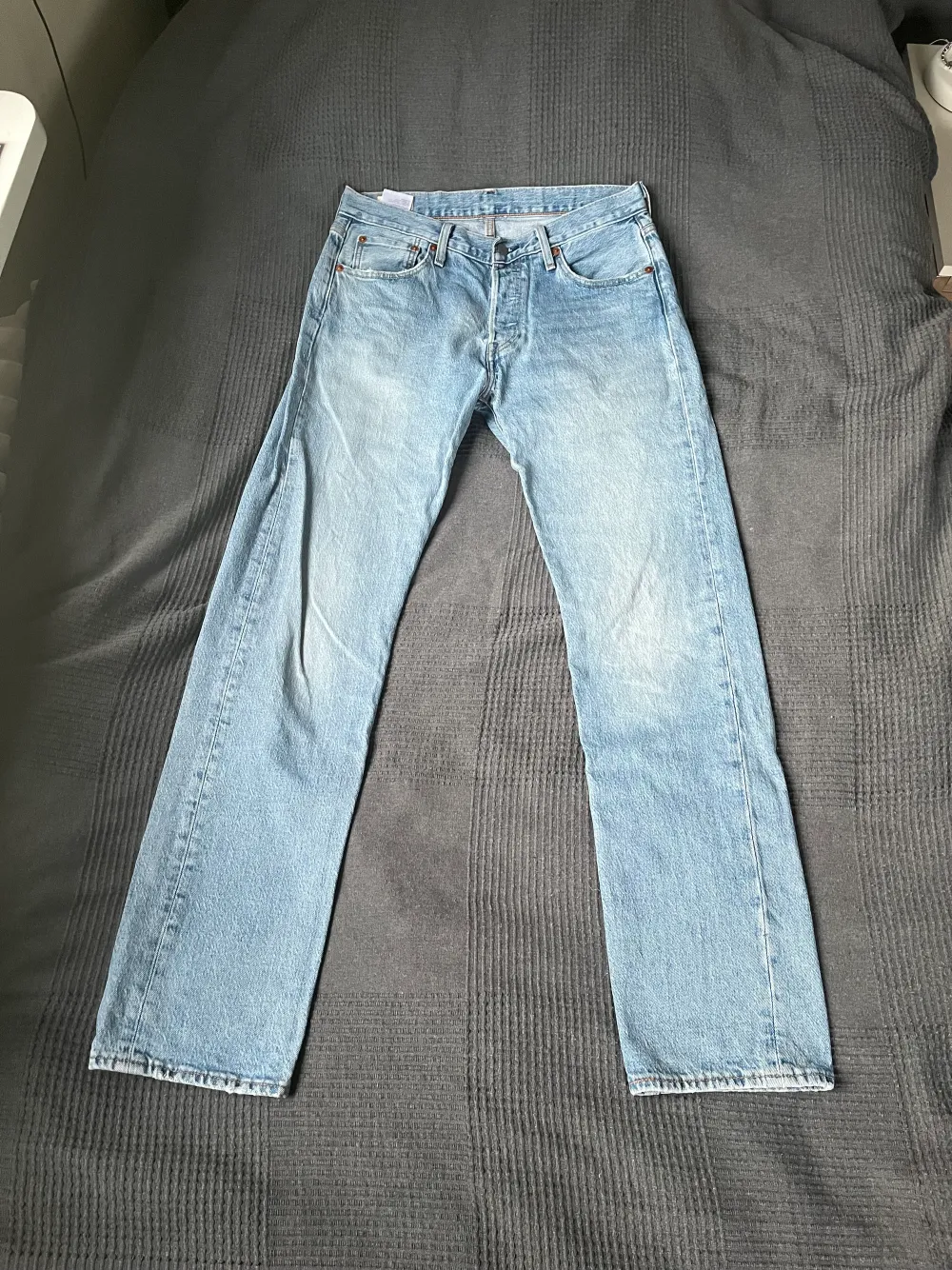 Säljer ett par Levis 501 jeans i riktigt fint skick. Jeansen är i regular fit och är i storlek 30/32. Hör av er vid frågor eller funderingar.. Jeans & Byxor.